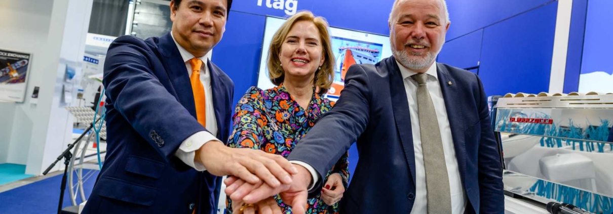 NL flag - Cora van Nieuwenhuizen - Raymond Ko - Sibrand Hassing - Marstrat - KVNR